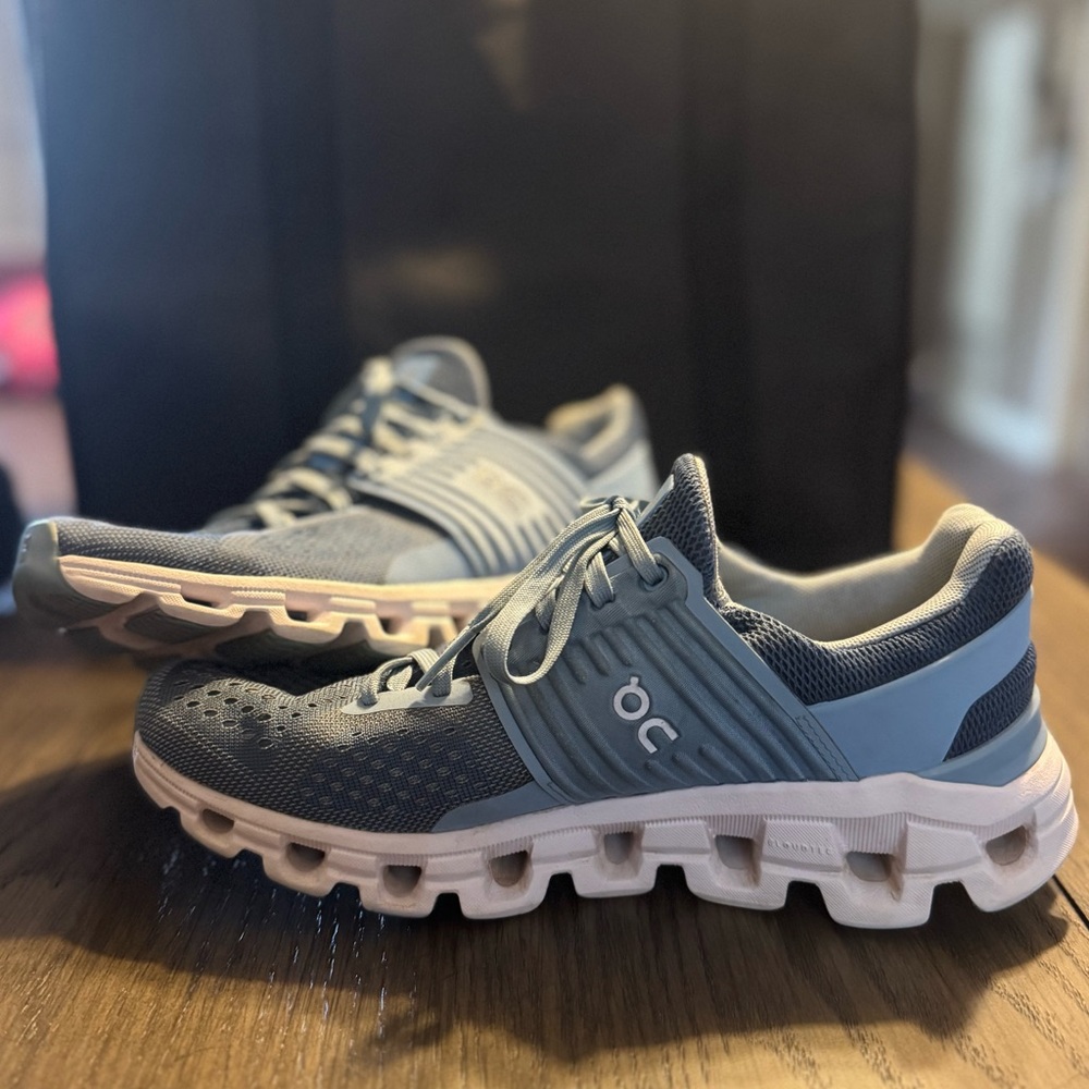 OnCloud Helion women’s size 7 (fits like a 6.5) blue shoes.